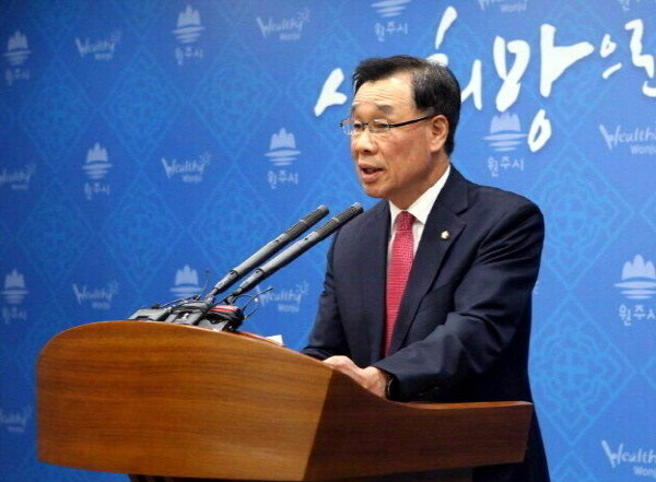 ▲ 새누리당 김기선 의원이 지난달 30일 원주시청에서 문막 고형폐기물 열병합발전소와 관련해 여론조사 실시를 요구하는 기자회견을 하고 있다. ⓒ뉴시스 사진DB