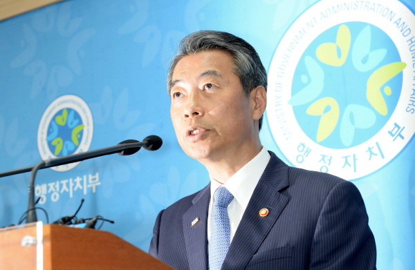 ▲ 정종섭 행정자치부 장관이 이른바 총선 필승 건배사 논란에 대해 해명하고 사과하는 기자회견을 하고 있다. ⓒ뉴시스 사진DB