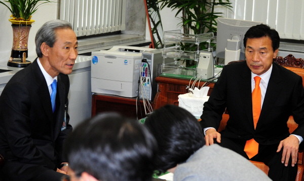 ▲ 손학규 민주당 대표(당시)가 김종훈 통상교섭본부장(당시)으로부터 한미FTA 협상 진행 상황에 대한 설명을 듣고 있다. ⓒ뉴시스 사진DB