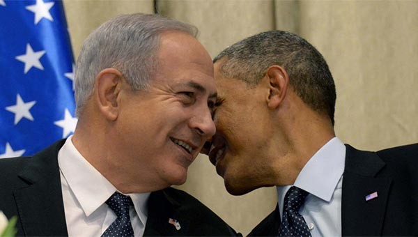 ▲ 2014년 10월 1일(현지시간) 정상회담 중 귓속말을 주고 받는 벤냐민 네타냐후 이스라엘 총리와 버락 오바마 美대통령. ⓒ美포린 팔러시 블로그 캡쳐