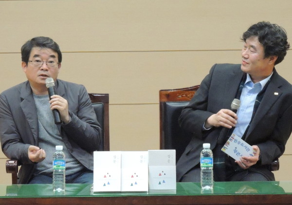 ▲ 안도현 시인(왼쪽)이 세명대에서 북 콘서트를 열고 학생들의 질문에 대답하고 있다. 사진제공=세명대