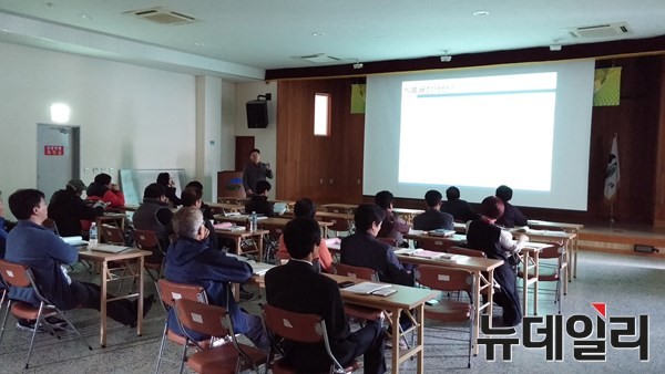 ▲ 고령군은 한국농수산식품유통공사와 함께 지난 10일 농업기술센터에서 지역 내 30여 업체를 대상으로 식품 제조·가공업체 직무능력향상코칭 교육을 가졌다. ⓒ뉴데일리