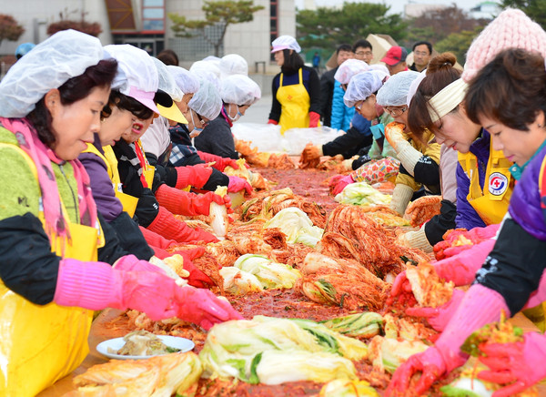▲ 대한적십자 제천지구협의회 회원 등이 어려운 이웃에 전달할 김장김치를 만들고 있다. 사진제공=제천시