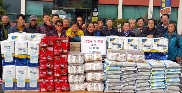 ▲ (주)일진글로벌이 제천시 송학면 어려운 이웃에 생활용품을 전달했다. 사진제공=제천시