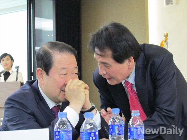 ▲ 전북희망연대의 공동대표로 추대된 장세환 전 의원(사진 오른쪽)이 10일 오후 전북 전주 N타워웨딩홀에서 열린 창립식에 앞서 박주선 의원과 무언가를 논의하고 있다. ⓒ전주(전북)=뉴데일리 정도원 기자