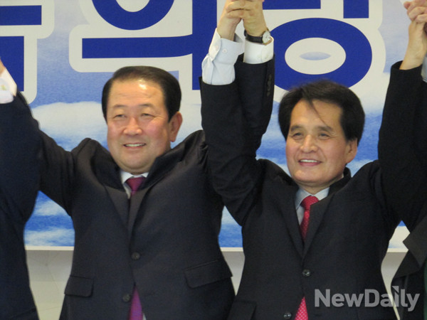 ▲ 박주선 의원이 10일 전북 전주 N타워컨벤션웨딩홀에서 열린 전북희망연대 창립식에서 이 단체의 공동대표로 추대된 장세환 전 의원과 함께 손을 치켜들고 있다. ⓒ전주(전북)=뉴데일리 정도원 기자