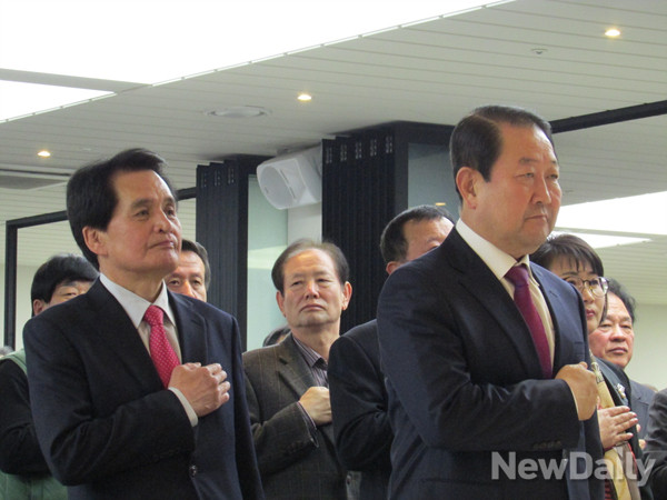 ▲ 박주선 의원이 10일 전북 전주 N타워컨벤션웨딩홀에서 열린 전북희망연대 창립식에 앞서 거행된 국민의례에서 이 단체의 공동대표로 추대된 장세환 전 의원과 함께 국기에 대한 경례를 하고 있다. ⓒ전주(전북)=뉴데일리 정도원 기자