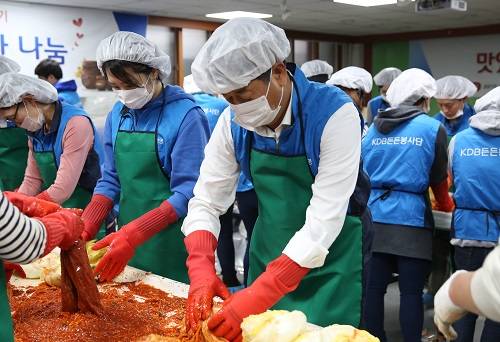 ▲ KDB생명 안양수 사장 및 KDB든든봉사단원들이 9일(월) 영등포 종합사회복지관에서 ‘사랑의 김장 나눔행사’를 실시하고 있다.