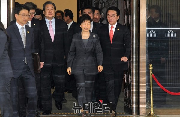 ▲ 지난달 국회 시정연설을 마치고 나온 박근혜 대통령을 여당 지도부가 배웅하러 나오는 모습 ⓒ 뉴데일리