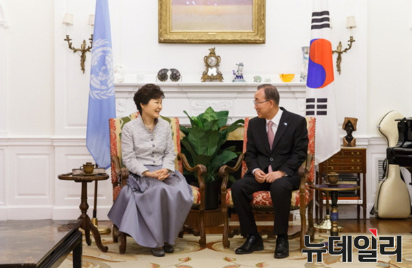 지난 9월 미국을 방문한 박근혜 대통령이 반기문 유엔사무총장을 만나 이야기를 나누는 모습 ⓒ 뉴데일리