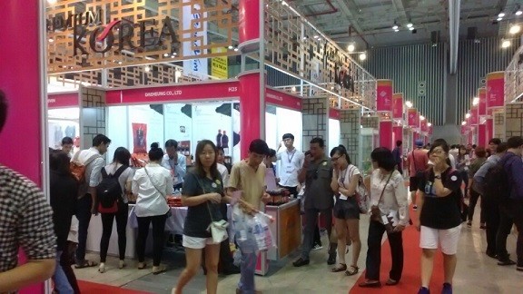 베트남 호치민에서 열린 한국우수상품전시회를 찾은 베트남인들이 전시상품을 관람하고 있다. 사진제공 대전시 ⓒ뉴데일리