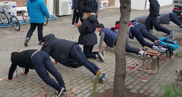 ▲ 11일 오전 충북 청주 모 고등학교에서 지각한 학생들이 선도부원으로부터 얼차레를 받고 있다. ⓒ뉴데일리