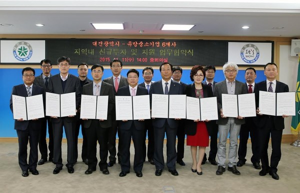 ▲ 권선택 대전시장과 대전지역 유명기업 6개사가 협약을 체결하고 기념촬열하고 있다. 사진제공 대전시 ⓒ뉴데일리