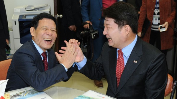 ▲ 윤장현 광주시장(왼쪽)과 권영진 대구시장이 12일 국회에서 만나 내년 국비확보를 이한 공조를 다짐하며 손을 맞잡고 활짝 웃고 있다.ⓒ대구시 제공