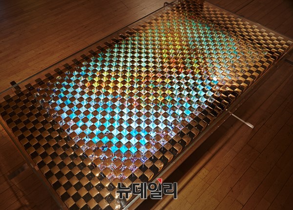 ▲ Reflection Mapping -Cube TV Table_Wall Paper OLED TV&Gold-plated injection model on tempered glass_181.7x89.3x5cm_2015 ⓒ 채은미