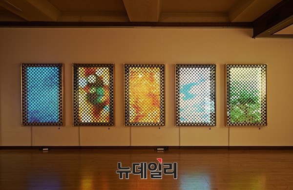▲ Reflection Mapping-water, light, fire, cloud, wind_Wall Paper OLED TV,Glass on injection model_134.2×86cm_2015 ⓒ 채은미