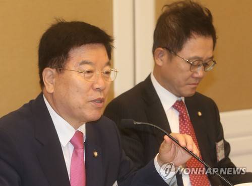 ▲ 새누리당 김광림 금융개혁추진위원장이 11일 오전 국회 귀빈식당에서 열린 당 정책위 산하 금융개혁추진위 3차 전체회의에서 인사말하고 있다. ⓒ 연합뉴스