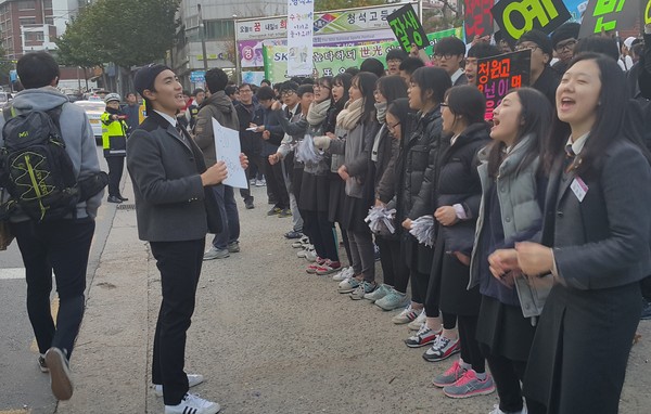 ▲ 수능시험이 실시된 12일 오전 청주 청석고등학교 정문 앞에서 학생들이 선배들을 향해 '수능 대박'을 외치고 있다. ⓒ뉴데일리