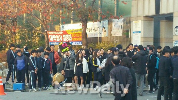 ▲ 고사장 앞에서 수험생들을 응원하는 재학생들. ⓒ뉴데일리