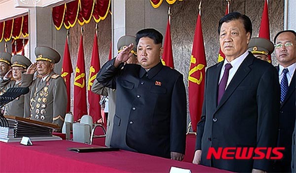 ▲ 지난 10월 10일 북한 노동당 창건 70주년 기념 열병식에서 김정은과 류윈산의 모습. ⓒ뉴시스. 무단전재 및 재배포 금지.