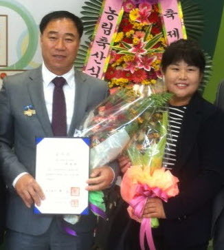 ▲ 제천 박왕재씨(왼쪽)가 국무총리상을 받고 기념촬영을 가진 모습. 사진제공=제천시