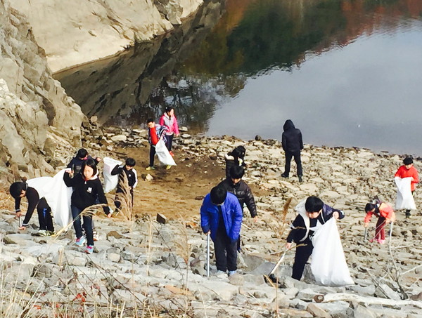 ▲ 한국농어촌공사 충주제천단양지사가 백마저수지에서 환경정화활동을 벌이고 있다. 사진제공=한국농어촌공사