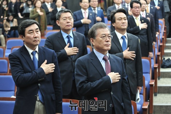 ▲ 오픈프라이머리 입법화 추진을 당론으로 채택하는 문제를 논의하기 위한 새정치민주연합 의원총회가 12일 열린 가운데, 문재인 대표와 이종걸 원내대표, 최재천 정책위의장 등 참석자들이 국기에 대한 경례를 하고 있다. ⓒ뉴데일리 이종현 기자