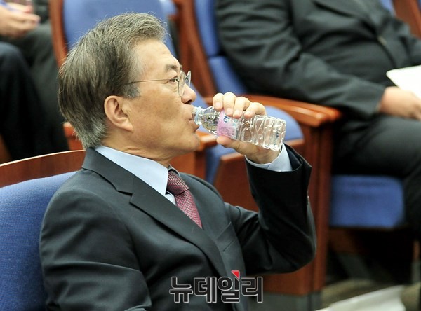 ▲ 오픈프라이머리 입법화 추진을 당론으로 채택하는 문제를 논의하기 위한 새정치민주연합 의원총회가 12일 열린 가운데, 문재인 대표가 의총 도중 목이 타는지 물을 마시고 있다. ⓒ뉴데일리 이종현 기자