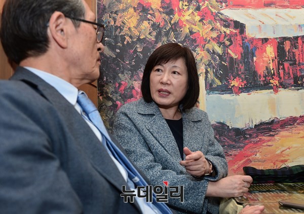 11일 오후, 서울 고속터미널 인근 커피숍에서 만난 정경희 교수(사진 오른쪽)가 인보길 뉴데일리 회장(사진 왼쪽)과 이야기를 나누고 있다. ⓒ 뉴데일리 정상윤 기자