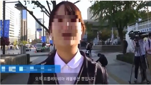 이른바 '프롤레타리아 여고생'. 해당 여고생은 한국사교과서 국정화 반대 집회를 마친 뒤, 한 인터넷매체와 인터뷰를 하면서 "사회를 변혁하기 위해서는 오직 프롤레타리아 레볼루션 뿐"이라는 발언을 해 물의를 일으켰다. ⓒ 유튜브 동영상 캡처