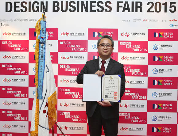 ▲ 11일 고양 킨텍스에서 열린 ‘2015 대한민국디자인대상’ 디자인 경영부문에서 강성문 일룸 상무가 최우수상인 국무총리상을 수상하고 기념촬영을 하고 있다.ⓒ일룸