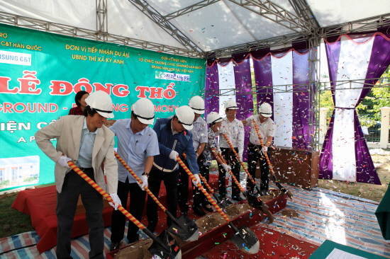 ▲ 삼성물산 임직원들이 지난 8월 글로벌 사회공헌활동의 일환으로 베트남 중부 하띤성 끼안시사 지역에 공공도서관 건립을 위한 착공식을 하고 있다. ⓒ삼성물산