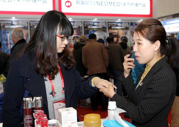 ▲ 코트라가 중국 톈진에서 개최한 '한국상품전'에서 참관객이 국산 화장품을 체험하고 있다. ⓒ코트라