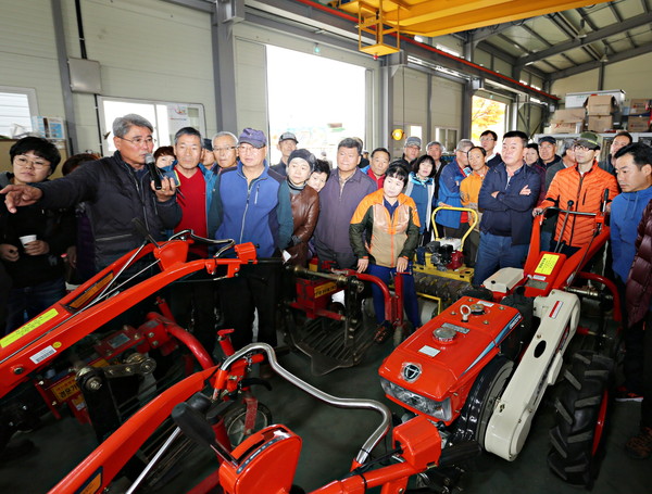 ▲ 충주시로 정착한 귀농귀촌인들이 농기계 조작법 등을 설명 받고 있다. 사진제공=충주시