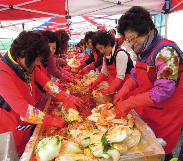 ▲ 충주시 문화동 자유총연맹분회 회원들이 배추에 양념을 넣고 있는 모습. 사진제공=충주시