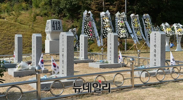 ▲ 대전현충원에 합동안장된 연평해전 6용사 ⓒ뉴데일리 정상윤 기자