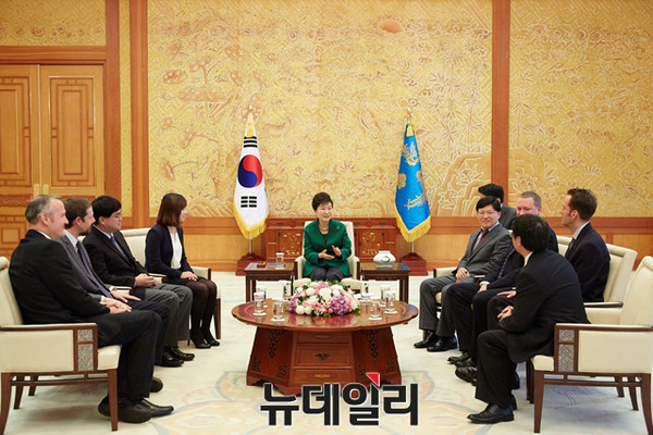 ▲ 박근혜 대통령이 13일 아태뉴스통신사기구(OANA) 대표들과 청와대에서 환담을 하는 형식으로 공동인터뷰를 갖고 있다. ⓒ뉴데일리
