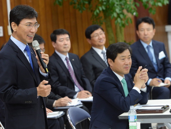 ▲ 안희정 충남지사가 논산시를 방문, 발전 전략과 사업을 설명하고 있다.사진제공=충남도