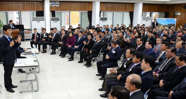 ▲ 안희정 충남지사가 논산시를 방문, 지도자들과 대화를 나누고 있다.사진제공=충남도