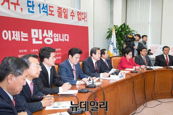 ▲ 새누리당 김무성 대표최고위원이 12일 대표최고위원 회의실에서 최고위원회의를 진행하고 있는 가운데, 뒷배경으로 농어촌 지역구 의원들이 걸어놓은 펼침막이 보인다. ⓒ뉴데일리 이종현 기자