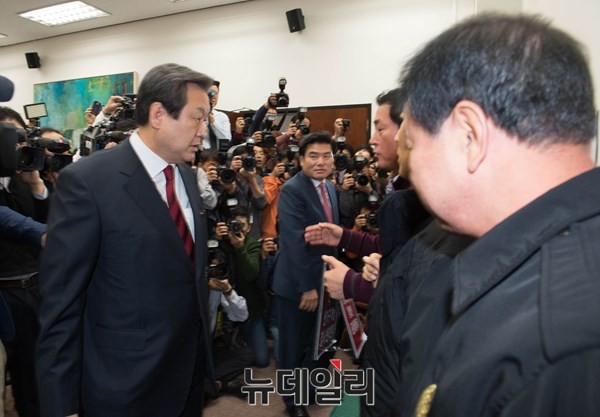 ▲ 새누리당 김무성 대표최고위원이 12일 최고위원회의를 열기에 앞서 대표회의실에서 농성하고 있는 황영철 의원 등 농어촌 지역구 의원들과 악수를 나누며 위로 및 격려하고 있는 가운데, 원유철 원내대표가 이 모습을 지켜보고 있다. ⓒ뉴데일리 이종현 기자