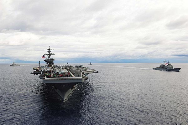 ▲ 핵추진 항공모함 '시어도어 루스벨트'호가 휘하의 항모전투단 소속 이지스 순양함, 이지스 구축함과 이동 중인 모습. ⓒ美해군 제공사진.