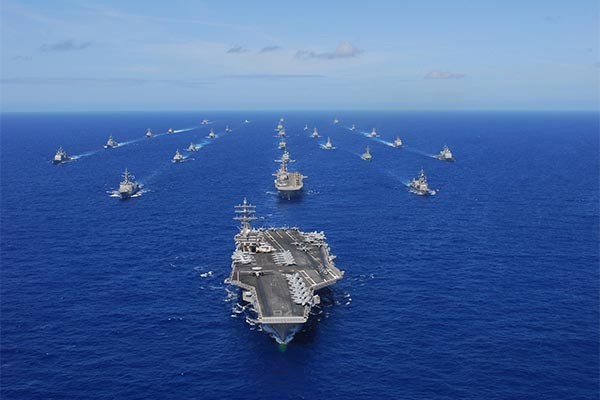 ▲ 2010년 여름, 핵추진 항공모함 '로널드 레이건'호가 림팩(RIMPAC) 훈련에 참가한 동맹국 해군 함대를 이끄는 모습. ⓒ위키피디아 공개 사진.