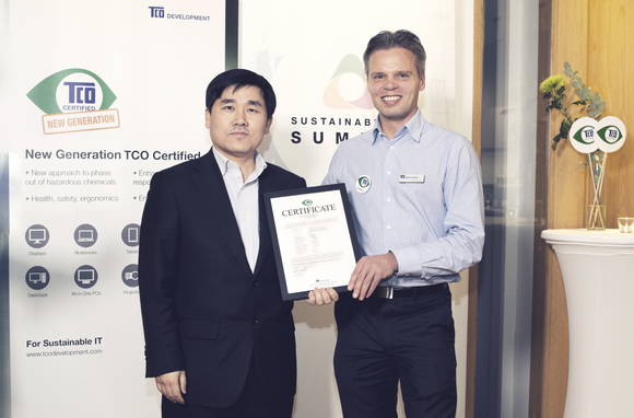 ▲ 사진 왼쪽부터= 삼성전자 서종준차장, Soren Enholm, CEO, TCO. ⓒ삼성전자.