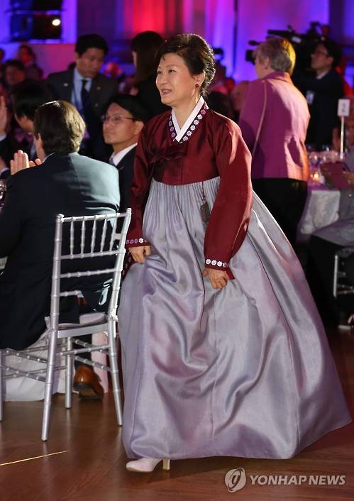 ▲ 한복을 입은 박근혜 대통령이 지난달 15일(한국시각) 워싱턴에서 열린 한미 우호의 밤 행사에서 축사하려고 단상으로 나가고 있다.ⓒ연합뉴스