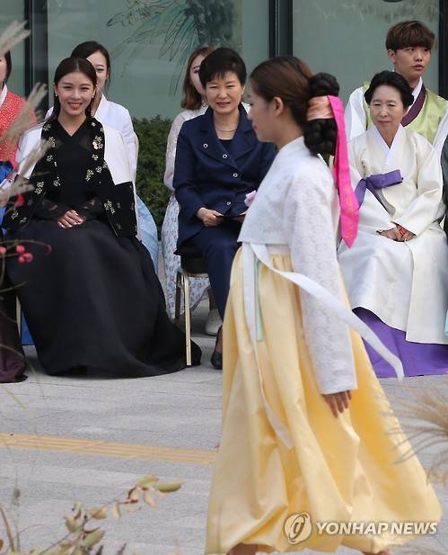 ▲ 박근혜 대통령이 지난달 21일 청와대 사랑채에서 열린 한복패션쇼를 관람하고 있다.ⓒ연합뉴스