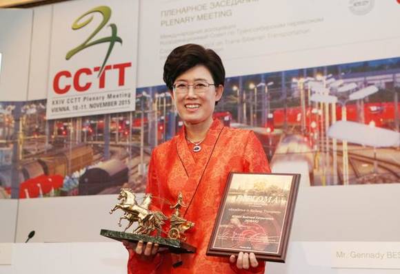 ▲ 지난 11일 오스트리아 빈에서 열린 2015 황금마차상 시상식에서 3관왕을 차지한 최연혜 코레일 사장이 새로운 느낌의 비즈니스형 한복을 선보여 눈길을 끌고 있다.ⓒ연합뉴스