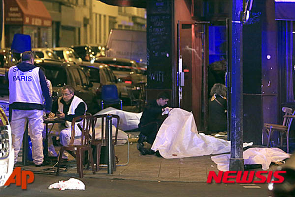 ▲ 13일 밤부터 14일 새벽까지 프랑스 파리에서 일어난 테러 현장 가운데 한 곳. 시신들이 흰 천으로 덮여있다.  ⓒ뉴시스-AP. 무단전재 및 재배포 금지.