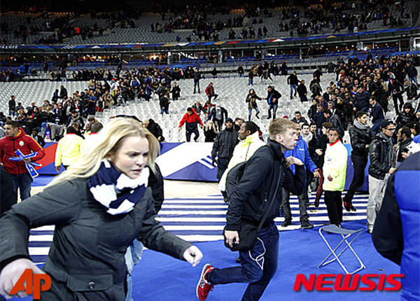 ▲ 13일 밤부터 14일 새벽까지 프랑스 파리에서 일어난 테러 현장 가운데 프랑스와 독일 축구 국가대표들이 친선경기를 벌이던 경기장의 모습. 폭탄테러 발생 직후 관객들이 대피하고 있다.  ⓒ뉴시스-AP. 무단전재 및 재배포 금지.