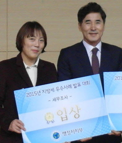 ▲ 단양군청 이미선 주무관(왼쪽)이 입상 후 기념촬영을 가진 모습. 사진제공=단양군